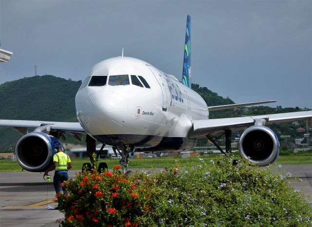 Airbus A320 (N657JB)