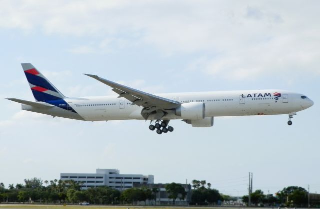 BOEING 777-300ER (PT-MUJ)