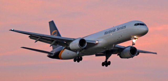 Boeing 757-200 (N474UP) - Sunset arrival.  