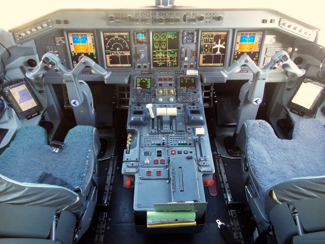 Embraer ERJ-190 (LV-CPI) - vista panoramica del cockpit