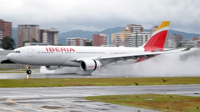 Airbus A330-300 (EC-MNL)