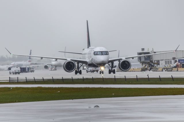 Airbus A220-300 (C-GMYU)