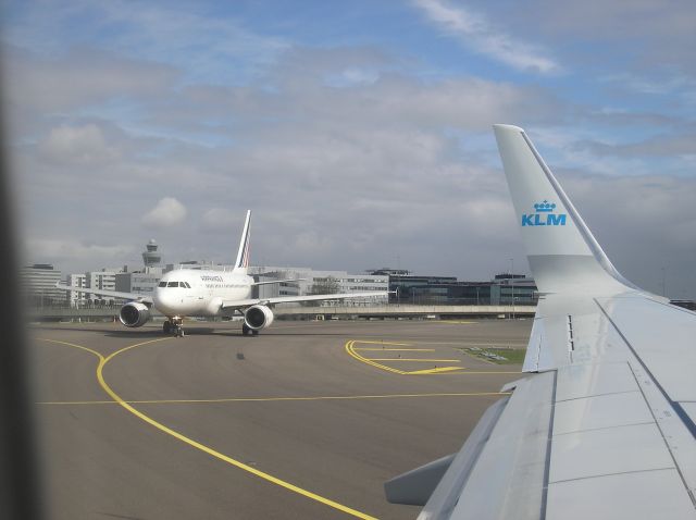 Airbus A320 (F) - Taxi to rw36c for take off, with KLM B737-800 KL1977 at 31-03-2012