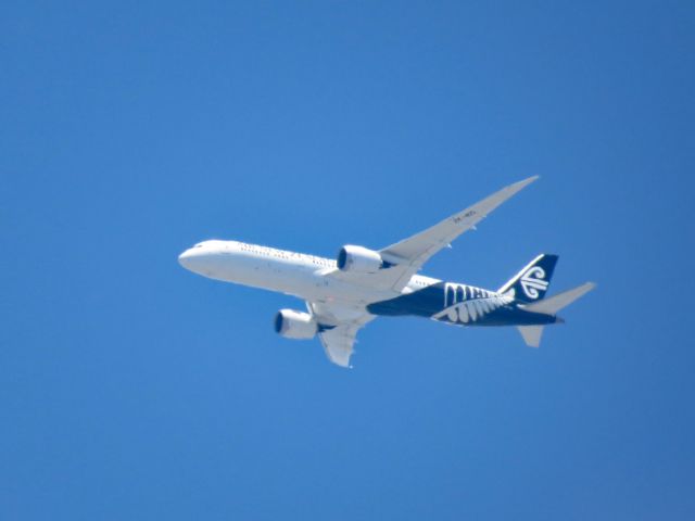 Boeing 787-8 (ZK-NZL) - From my back yard - Approaching LAX for landing