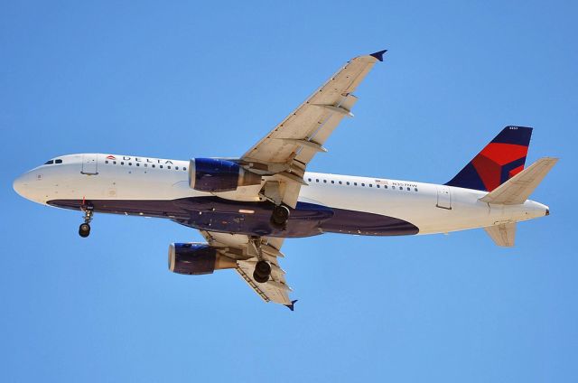 Airbus A320 (N357NW) - Delta Air Lines Airbus A320-212 N357NW / 3257 (cn 830)  Las Vegas - McCarran International (LAS / KLAS) USA - Nevada, 7-5-2010  Photo: Tomas Del Coro Jack in the Box