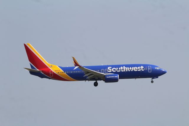 Boeing 737-800 (N8605E)