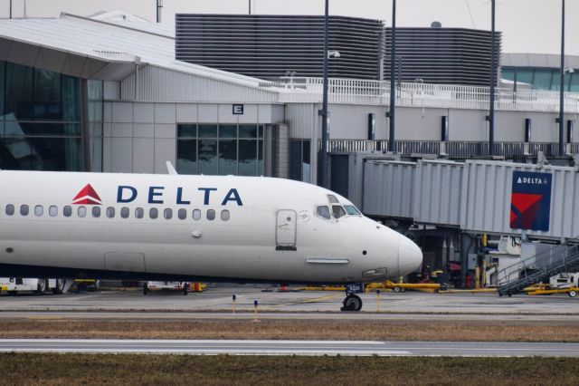 McDonnell Douglas MD-90 (N920DN) - Delta Air Lines MD-90 taxiing past the terminal in Buffalo before heading down to home base in Atlanta...