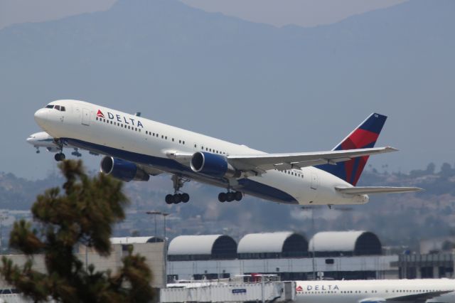 BOEING 767-300 (N128DL)