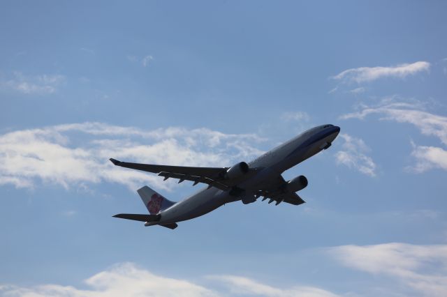 Airbus A330-300 (B-18305)