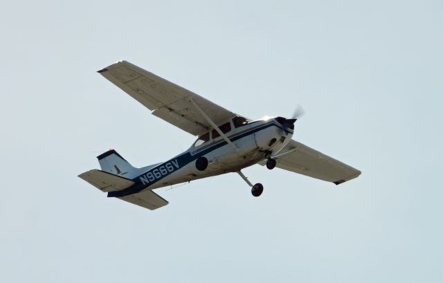 Cessna Skyhawk (N9666V)