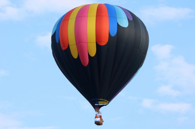 Unknown/Generic Balloon (N715OU) - AN Aerostar Intl. RX8 (Oompa Loompa) passing by while attempting to touchdown on 15 Jul 2018. The breeze carried them farther than expected. Nineteen balloons competed in the 3rd annual Glass City Balloon Race in Rossford, OH.