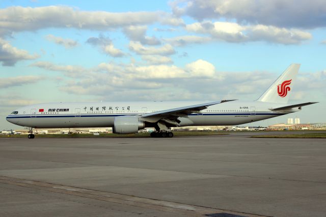 BOEING 777-300ER (B-1266) - Taxiing to Stand 248 on 14-Jun-18 operating flight CCA855 from ZBAA.