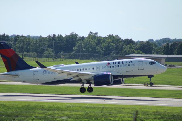 Airbus A220-100 (N143DU)