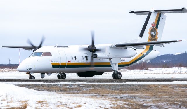 de Havilland Dash 8-200 (C-FDDG) - Taxiing in from a RWY 28 Arrival.