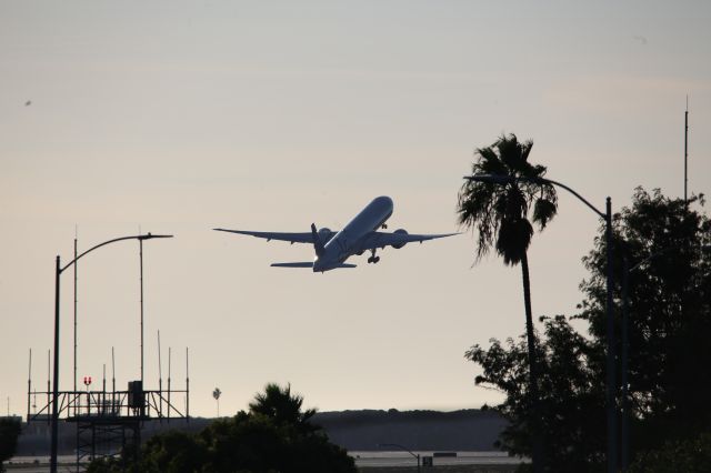 BOEING 777-300ER (F-GZNE)