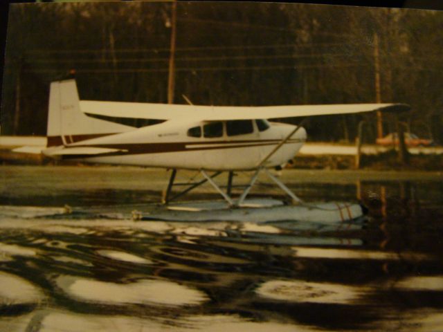 Cessna Skywagon 180 (N2517K) - taxing by in the water at Westwego Airport. Westwego La.