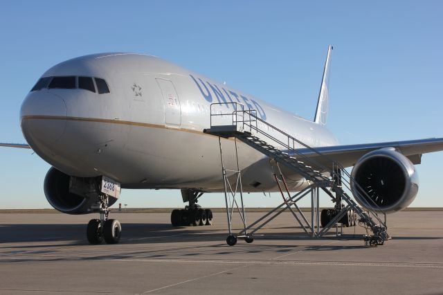 Boeing 777-200 (N768UA)