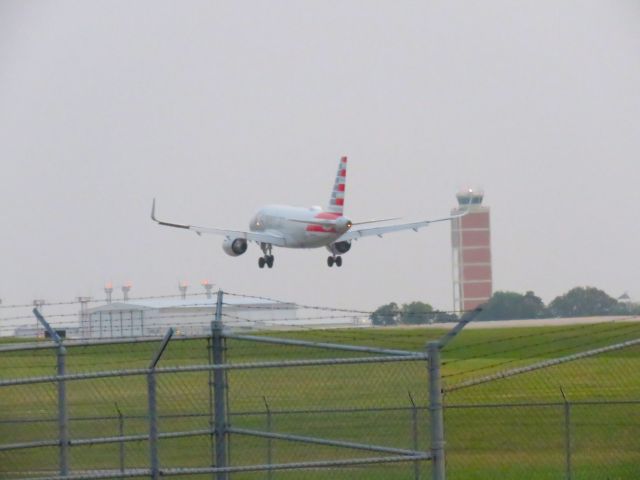 Airbus A319 (N9008U)