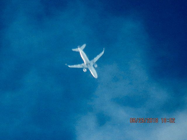 Embraer 175 (N135SY)