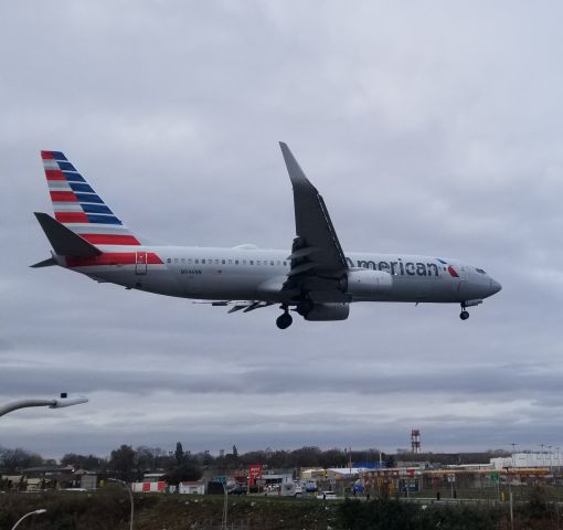 Boeing 737-800 (N946NN)