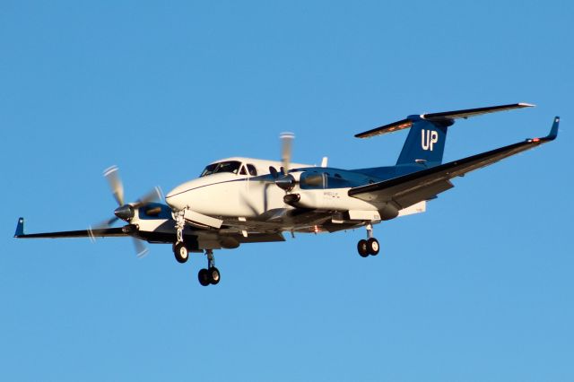 Beechcraft Super King Air 350 (N808UP) - Wheels Up Beechcraft Super King Air 350 arriving from Atlantic City, NJ landing on runway 29 at Newark on 11/20/22.