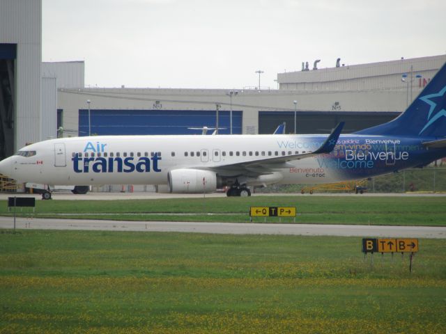 Boeing 737-800 (C-GTQC)