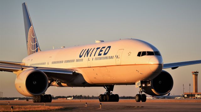 Boeing 777-200 (N78005) - United 777-200 taxiing to it's assigned runway at Bush Intercontinental Airport.