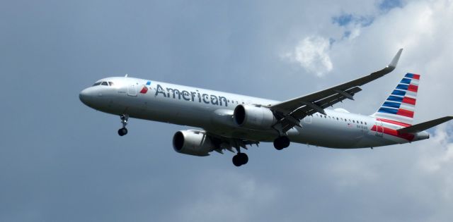 Airbus A321neo (N418AN) - On short final is this 2020 American AIrlines AIrbus 321-253NX in the Summer of 2023.