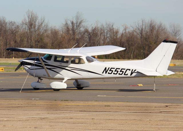 Cessna Skyhawk (N555CV) - At Downtown Shreveport.