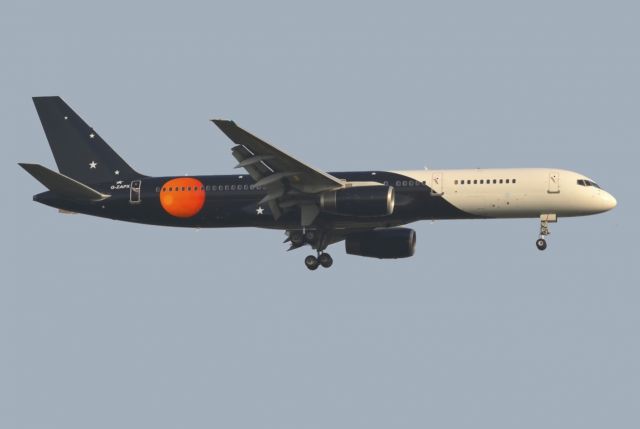 Boeing 757-200 (G-ZAPX)