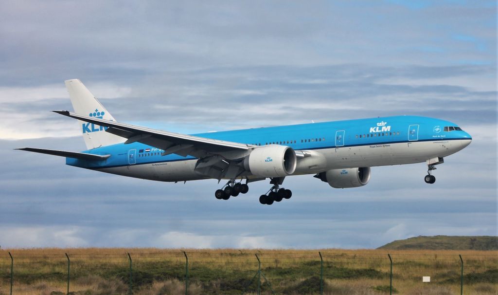 Boeing 777-200 (PH-BQP) - Santa Maria Island International Airport - LPAZ. October 23, 2021.