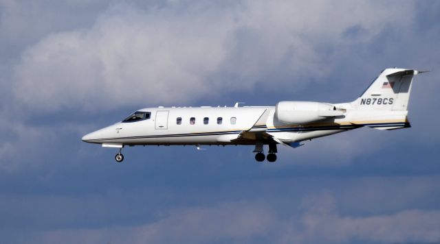 Learjet 60 (N878CS) - On final is this 2002 Learjet 60 in the Winter of 2020.