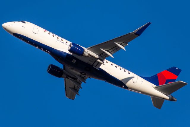 Embraer 175 (N263SY)