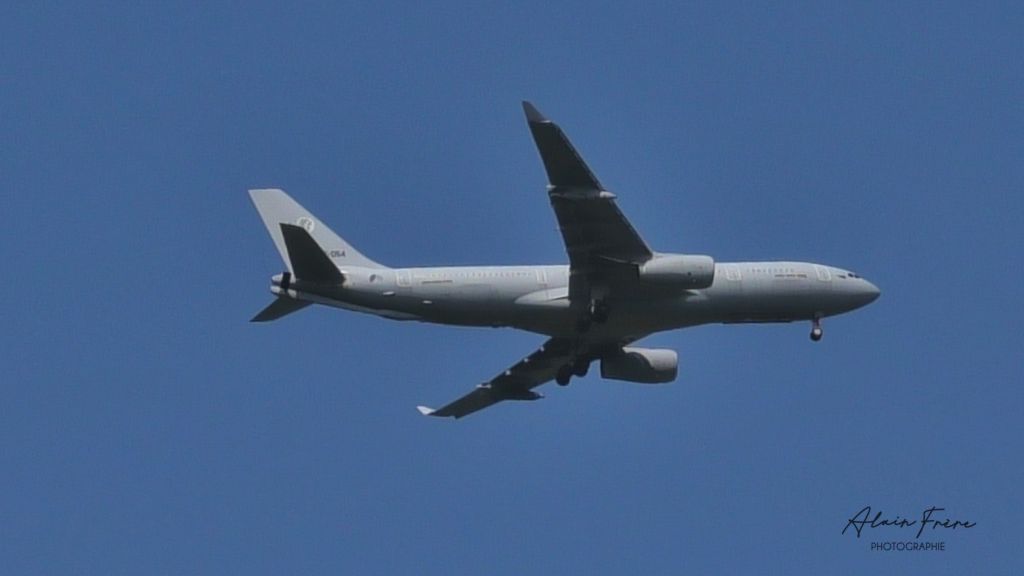 Airbus A330-300 (T054) - lors d'une démo à EBBE passage