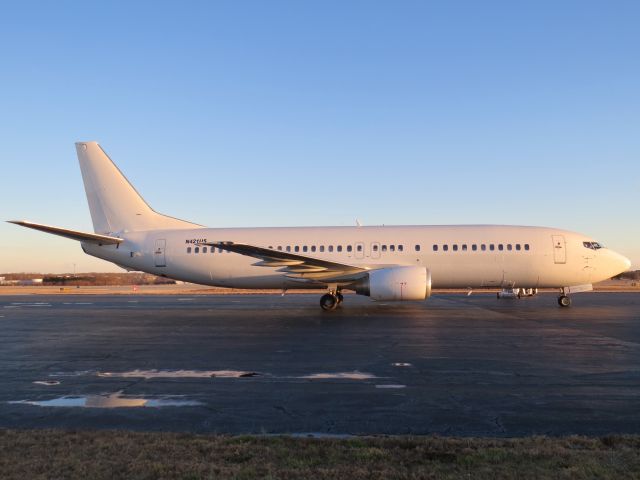 Boeing 737-700 (N421US) - Swift Air 737-400 1/6/14