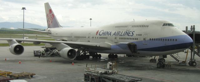 Boeing 747-400 (B-18203)