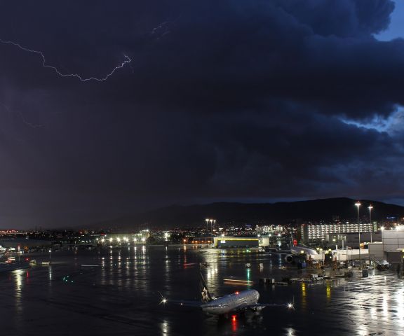 Boeing 737-800 (N76516) - Lucky shot with a lightning bolt!