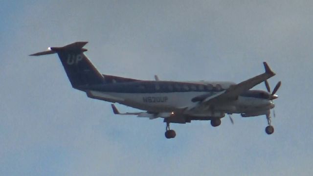 Beechcraft Super King Air 350 (N820UP) - Wheels down actually.