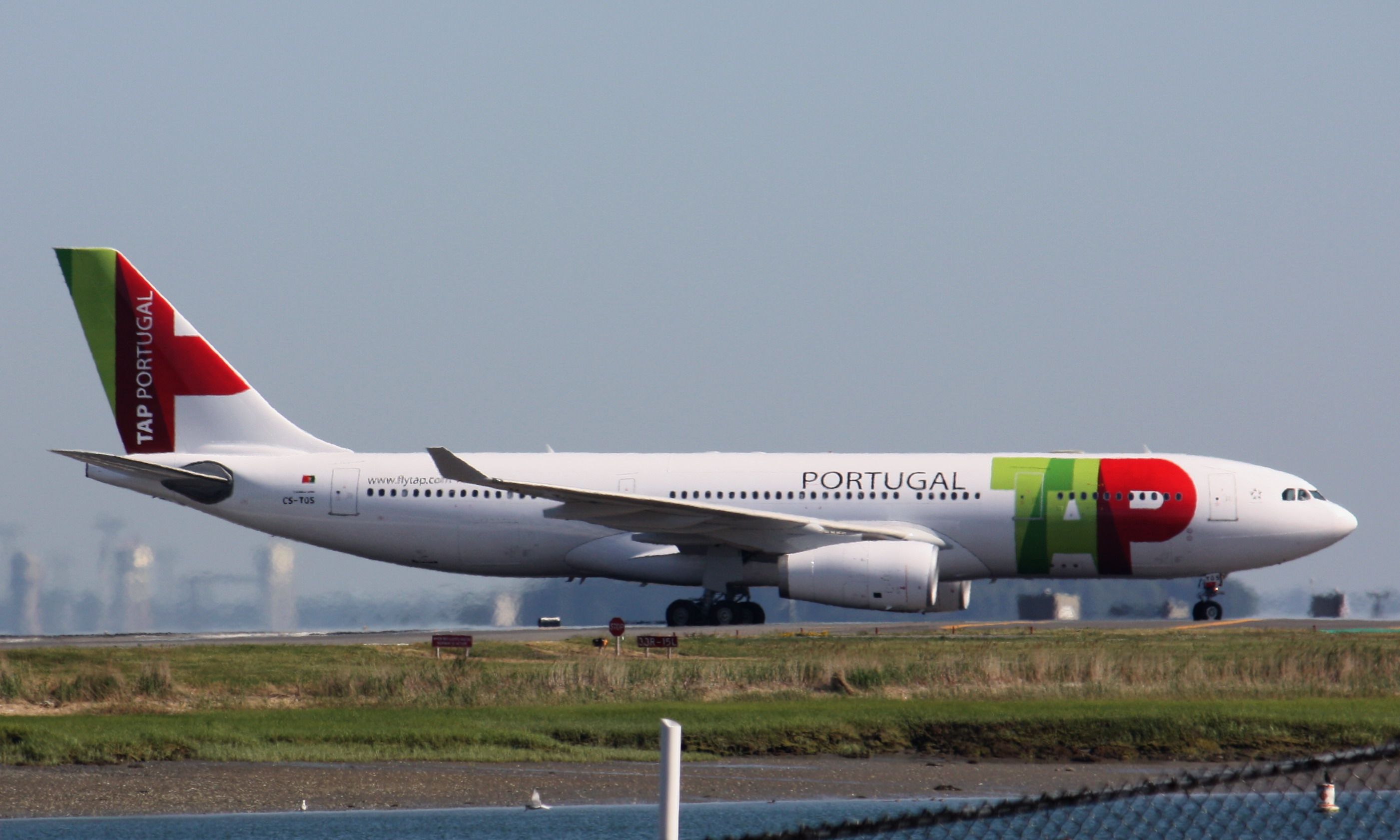 Airbus A330-200 (CS-TOS)