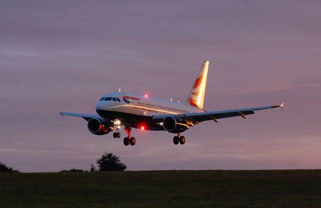 Airbus A318 (G-EUNA)