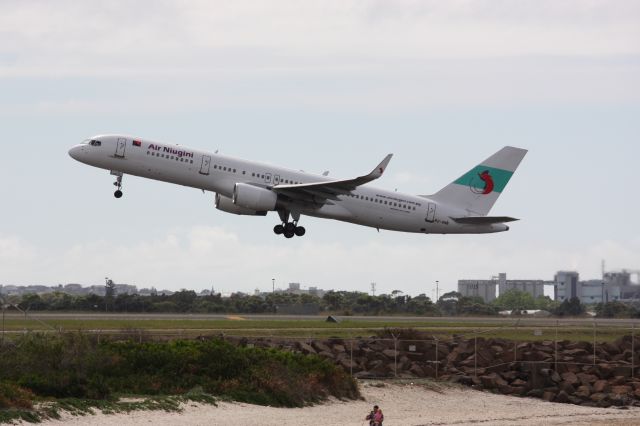 Boeing 757-200 (P2-ANB)