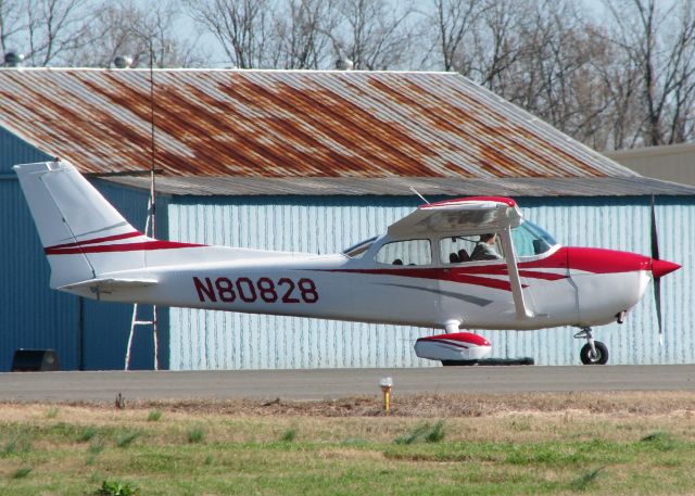 Cessna Skylane (N80828) - Taxiing at Downtown Shreveport.