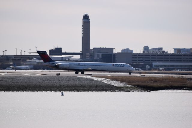 McDonnell Douglas MD-90 (N943DN)