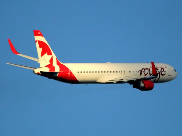 BOEING 767-300 (C-FMWP)