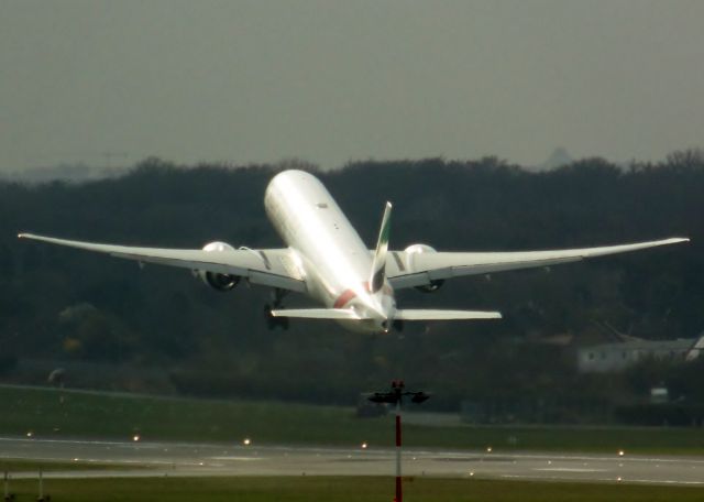 BOEING 777-300ER (A6-EBJ)