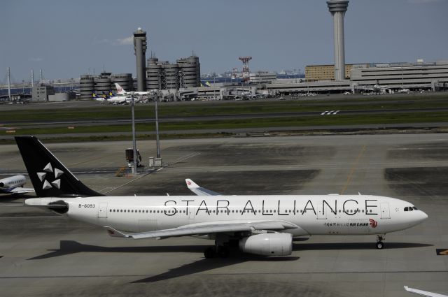 Airbus A330-200 (B-6093) - Taxing at HND on 2017/06/17