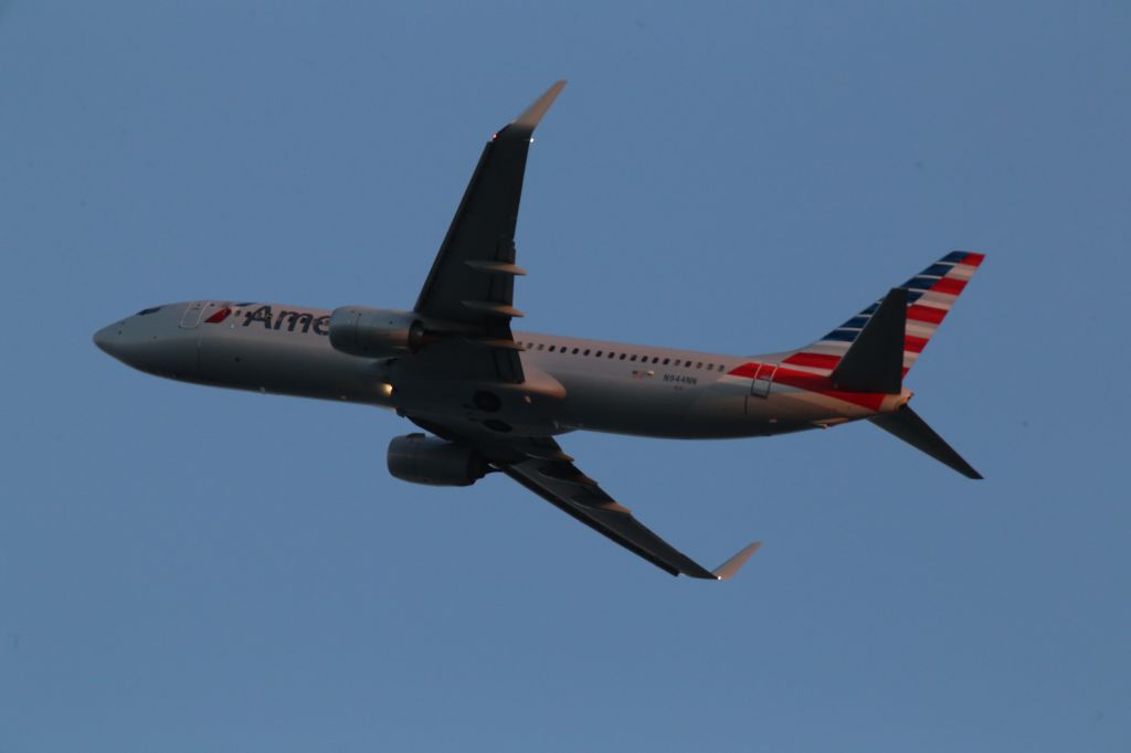 Boeing 737-800 (N944NN)