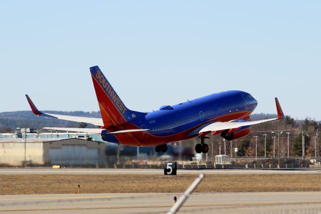 Boeing 737-700 (N7811F)