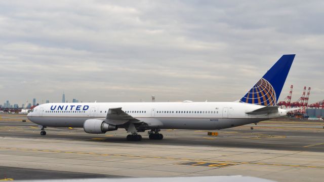 BOEING 767-400 (N67052) - United Airlines Boeing 767-424(ER) N67052 in Newark 