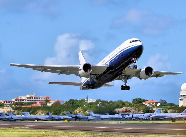 BOEING 767-200 (N673BF)